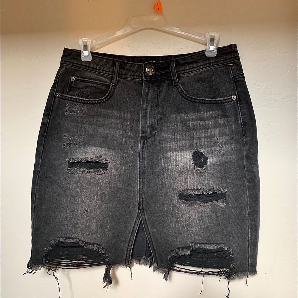 NWOT!! Forever 21 mini distressed skirt🖤